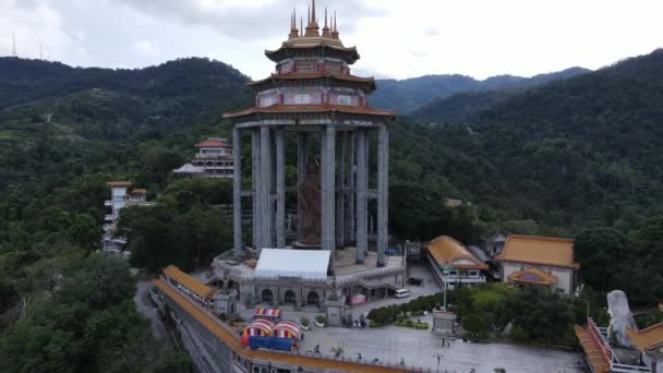 2022年5月17日 マレーシア ペナン州ジョージタウン Kek Lok Temple カラフルで複雑な装飾と多くの仏像が特徴の丘の上の寺院 — ストック動画