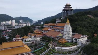 Georgetown, Penang Malezya - 17 Mayıs 2022 Kek Lok Si Tapınağı. Renkli, karmaşık dekorlarla ve bir sürü Buda heykeliyle karakterize edilmiş bir tepe tapınağı..