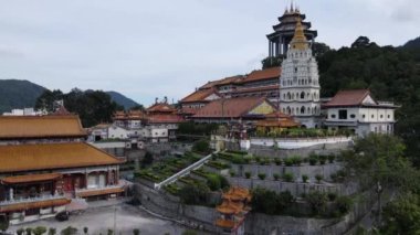 Georgetown, Penang Malezya - 17 Mayıs 2022 Kek Lok Si Tapınağı. Renkli, karmaşık dekorlarla ve bir sürü Buda heykeliyle karakterize edilmiş bir tepe tapınağı..