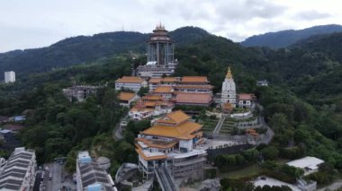 Georgetown, Penang Malezya - 17 Mayıs 2022 Kek Lok Si Tapınağı. Renkli, karmaşık dekorlarla ve bir sürü Buda heykeliyle karakterize edilmiş bir tepe tapınağı..