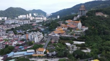 Georgetown, Penang Malezya - 17 Mayıs 2022 Kek Lok Si Tapınağı. Renkli, karmaşık dekorlarla ve bir sürü Buda heykeliyle karakterize edilmiş bir tepe tapınağı..