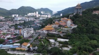 Georgetown, Penang Malezya - 17 Mayıs 2022 Kek Lok Si Tapınağı. Renkli, karmaşık dekorlarla ve bir sürü Buda heykeliyle karakterize edilmiş bir tepe tapınağı..