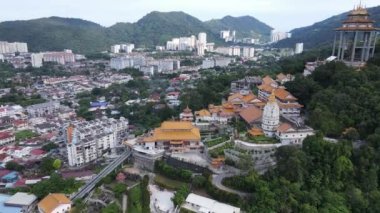 Georgetown, Penang Malezya - 17 Mayıs 2022 Kek Lok Si Tapınağı. Renkli, karmaşık dekorlarla ve bir sürü Buda heykeliyle karakterize edilmiş bir tepe tapınağı..