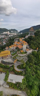 Georgetown, Penang Malezya - 17 Mayıs 2022 Kek Lok Si Tapınağı. Renkli, karmaşık dekorlarla ve bir sürü Buda heykeliyle karakterize edilmiş bir tepe tapınağı..