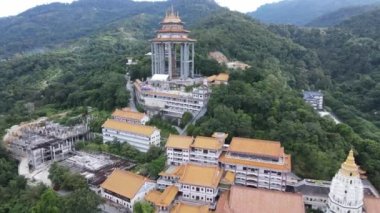 Georgetown, Penang Malezya - 17 Mayıs 2022 Kek Lok Si Tapınağı. Renkli, karmaşık dekorlarla ve bir sürü Buda heykeliyle karakterize edilmiş bir tepe tapınağı..