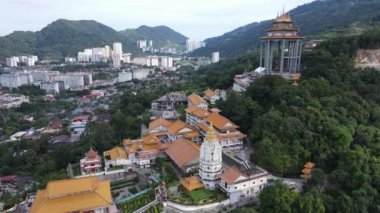 Georgetown, Penang Malezya - 17 Mayıs 2022 Kek Lok Si Tapınağı. Renkli, karmaşık dekorlarla ve bir sürü Buda heykeliyle karakterize edilmiş bir tepe tapınağı..