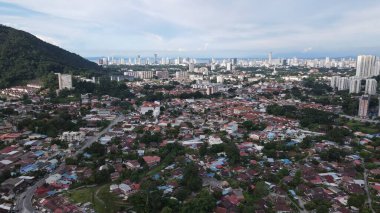 Georgetown, Penang Malezya - 17 Mayıs 2022 Kek Lok Si Tapınağı. Renkli, karmaşık dekorlarla ve bir sürü Buda heykeliyle karakterize edilmiş bir tepe tapınağı..