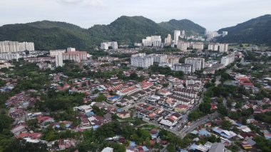 Georgetown, Penang Malezya - 17 Mayıs 2022 Kek Lok Si Tapınağı. Renkli, karmaşık dekorlarla ve bir sürü Buda heykeliyle karakterize edilmiş bir tepe tapınağı..