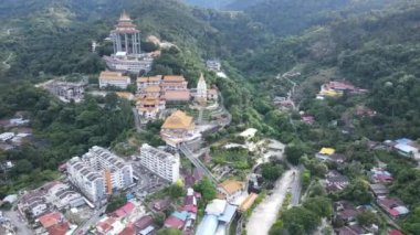 Georgetown, Penang Malezya - 17 Mayıs 2022 Kek Lok Si Tapınağı. Renkli, karmaşık dekorlarla ve bir sürü Buda heykeliyle karakterize edilmiş bir tepe tapınağı..
