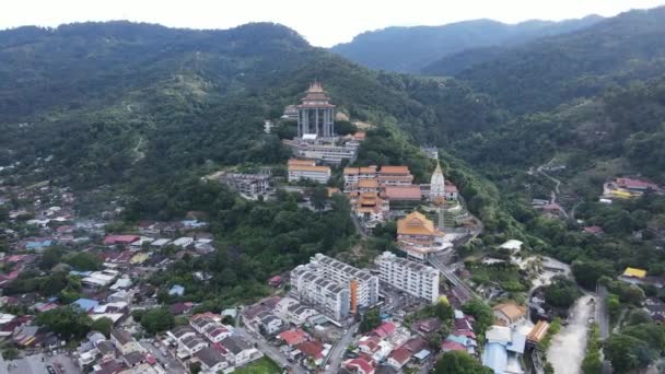 2022年5月17日 マレーシア ペナン州ジョージタウン Kek Lok Temple カラフルで複雑な装飾と多くの仏像が特徴の丘の上の寺院 — ストック動画