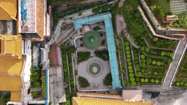 Georgetown, Penang Malezya - 17 Mayıs 2022 Kek Lok Si Tapınağı. Renkli, karmaşık dekorlarla ve bir sürü Buda heykeliyle karakterize edilmiş bir tepe tapınağı..