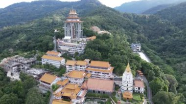 Georgetown, Penang Malezya - 17 Mayıs 2022 Kek Lok Si Tapınağı. Renkli, karmaşık dekorlarla ve bir sürü Buda heykeliyle karakterize edilmiş bir tepe tapınağı..