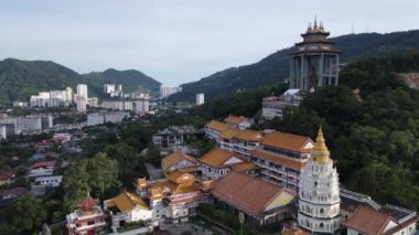 Georgetown, Penang Malezya - 17 Mayıs 2022 Kek Lok Si Tapınağı. Renkli, karmaşık dekorlarla ve bir sürü Buda heykeliyle karakterize edilmiş bir tepe tapınağı..