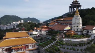 Georgetown, Penang Malezya - 17 Mayıs 2022 Kek Lok Si Tapınağı. Renkli, karmaşık dekorlarla ve bir sürü Buda heykeliyle karakterize edilmiş bir tepe tapınağı..