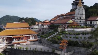 Georgetown, Penang Malezya - 17 Mayıs 2022 Kek Lok Si Tapınağı. Renkli, karmaşık dekorlarla ve bir sürü Buda heykeliyle karakterize edilmiş bir tepe tapınağı..