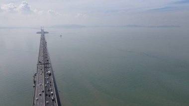 Georgetown, Penang Malezya - 18 Mayıs 2022: Penang Adası 'nın Georgetown şehrini Butterworth şehrine bağlayan ikonik uzun köprü.