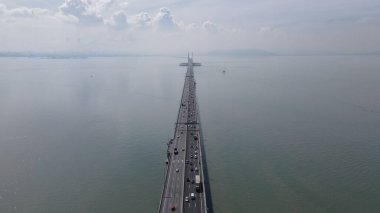 Georgetown, Penang Malezya - 18 Mayıs 2022: Penang Adası 'nın Georgetown şehrini Butterworth şehrine bağlayan ikonik uzun köprü.