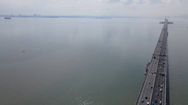 Georgetown, Penang Malezya - 18 Mayıs 2022: Penang Adası 'nın Georgetown şehrini Butterworth şehrine bağlayan ikonik uzun köprü.