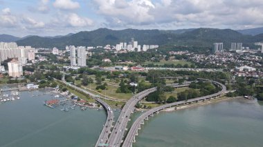 Georgetown, Penang Malezya - 18 Mayıs 2022: Penang Adası 'nın Georgetown şehrini Butterworth şehrine bağlayan ikonik uzun köprü.