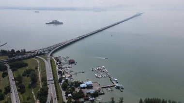 Georgetown, Penang Malezya - 18 Mayıs 2022: Penang Adası 'nın Georgetown şehrini Butterworth şehrine bağlayan ikonik uzun köprü.