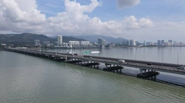 Georgetown, Penang Malezya - 18 Mayıs 2022: Penang Adası 'nın Georgetown şehrini Butterworth şehrine bağlayan ikonik uzun köprü.