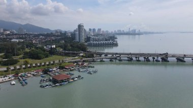 Georgetown, Penang Malezya - 18 Mayıs 2022: Penang Adası 'nın Georgetown şehrini Butterworth şehrine bağlayan ikonik uzun köprü.