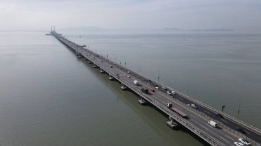 Georgetown, Penang Malezya - 18 Mayıs 2022: Penang Adası 'nın Georgetown şehrini Butterworth şehrine bağlayan ikonik uzun köprü.