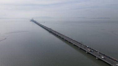 Georgetown, Penang Malezya - 18 Mayıs 2022: Penang Adası 'nın Georgetown şehrini Butterworth şehrine bağlayan ikonik uzun köprü.