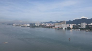 Georgetown, Penang Malezya - 18 Mayıs 2022: Penang Adası 'nın Georgetown şehrini Butterworth şehrine bağlayan ikonik uzun köprü.