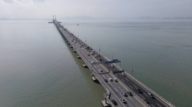 Georgetown, Penang Malezya - 18 Mayıs 2022: Penang Adası 'nın Georgetown şehrini Butterworth şehrine bağlayan ikonik uzun köprü.