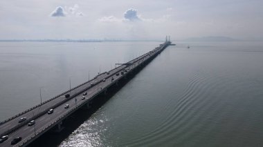 Georgetown, Penang Malezya - 18 Mayıs 2022: Penang Adası 'nın Georgetown şehrini Butterworth şehrine bağlayan ikonik uzun köprü.