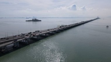 Georgetown, Penang Malezya - 18 Mayıs 2022: Penang Adası 'nın Georgetown şehrini Butterworth şehrine bağlayan ikonik uzun köprü.