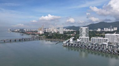 Georgetown, Penang Malezya - 18 Mayıs 2022: Penang Adası 'nın Georgetown şehrini Butterworth şehrine bağlayan ikonik uzun köprü.