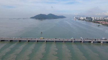 Georgetown, Penang Malezya - 18 Mayıs 2022: Penang Adası 'nın Georgetown şehrini Butterworth şehrine bağlayan ikonik uzun köprü.