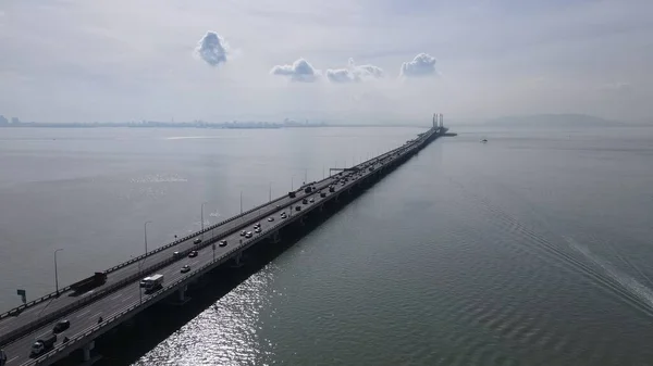 2022年5月18日 ペナン島のジョージタウンとバターワース本土を結ぶ象徴的な長い橋であるマジェスティック ペナン橋 — ストック写真