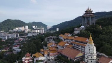 Georgetown, Penang Malezya - 17 Mayıs 2022 Kek Lok Si Tapınağı. Renkli, karmaşık dekorlarla ve bir sürü Buda heykeliyle karakterize edilmiş bir tepe tapınağı..