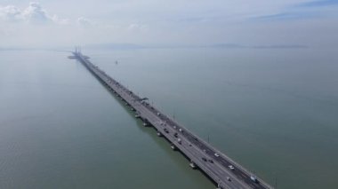 Georgetown, Penang Malezya - 18 Mayıs 2022: Penang Adası 'nın Georgetown şehrini Butterworth şehrine bağlayan ikonik uzun köprü.