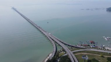 Georgetown, Penang Malezya - 18 Mayıs 2022: Penang Adası 'nın Georgetown şehrini Butterworth şehrine bağlayan ikonik uzun köprü.