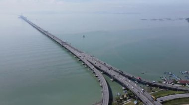 Georgetown, Penang Malezya - 18 Mayıs 2022: Penang Adası 'nın Georgetown şehrini Butterworth şehrine bağlayan ikonik uzun köprü.