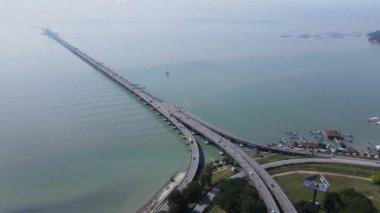 Georgetown, Penang Malezya - 18 Mayıs 2022: Penang Adası 'nın Georgetown şehrini Butterworth şehrine bağlayan ikonik uzun köprü.
