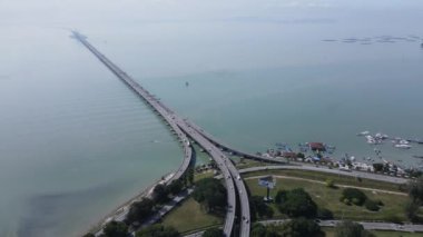 Georgetown, Penang Malezya - 18 Mayıs 2022: Penang Adası 'nın Georgetown şehrini Butterworth şehrine bağlayan ikonik uzun köprü.