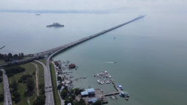Georgetown, Penang Malezya - 18 Mayıs 2022: Penang Adası 'nın Georgetown şehrini Butterworth şehrine bağlayan ikonik uzun köprü.