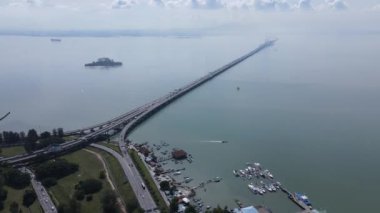 Georgetown, Penang Malezya - 18 Mayıs 2022: Penang Adası 'nın Georgetown şehrini Butterworth şehrine bağlayan ikonik uzun köprü.