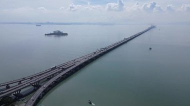 Georgetown, Penang Malezya - 18 Mayıs 2022: Penang Adası 'nın Georgetown şehrini Butterworth şehrine bağlayan ikonik uzun köprü.