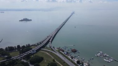 Georgetown, Penang Malezya - 18 Mayıs 2022: Penang Adası 'nın Georgetown şehrini Butterworth şehrine bağlayan ikonik uzun köprü.