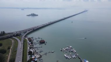 Georgetown, Penang Malezya - 18 Mayıs 2022: Penang Adası 'nın Georgetown şehrini Butterworth şehrine bağlayan ikonik uzun köprü.