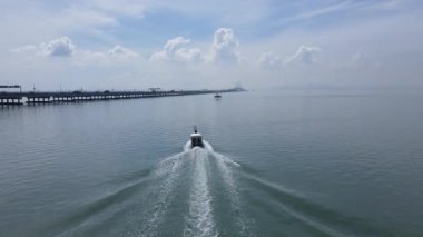Georgetown, Penang Malezya - 18 Mayıs 2022: Penang Adası 'nın Georgetown şehrini Butterworth şehrine bağlayan ikonik uzun köprü.
