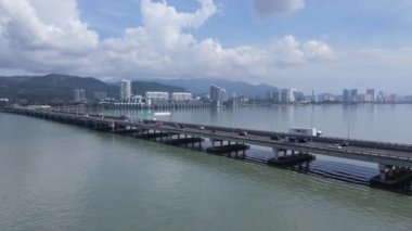 Georgetown, Penang Malezya - 18 Mayıs 2022: Penang Adası 'nın Georgetown şehrini Butterworth şehrine bağlayan ikonik uzun köprü.