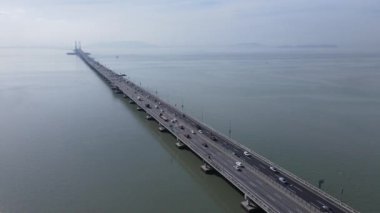 Georgetown, Penang Malezya - 18 Mayıs 2022: Penang Adası 'nın Georgetown şehrini Butterworth şehrine bağlayan ikonik uzun köprü.
