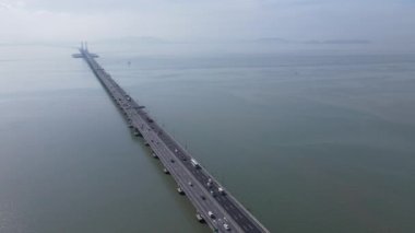 Georgetown, Penang Malezya - 18 Mayıs 2022: Penang Adası 'nın Georgetown şehrini Butterworth şehrine bağlayan ikonik uzun köprü.